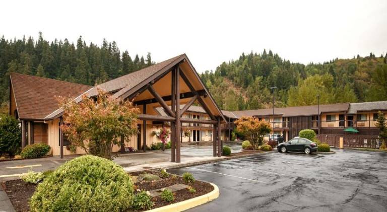Oakridge Inn & Suites — photo 5