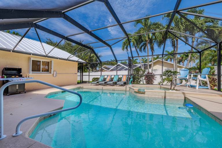 Sleeps up to 10 - game room - pool with hot tub - Stars Vacation Rentals — photo 3