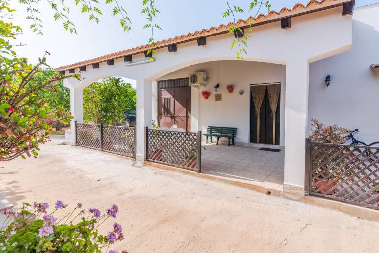 Family-friendly villa with BBQ, fast internet & terrace | Garden view | Perfect for remote work | Pets are welcome in Syracuse