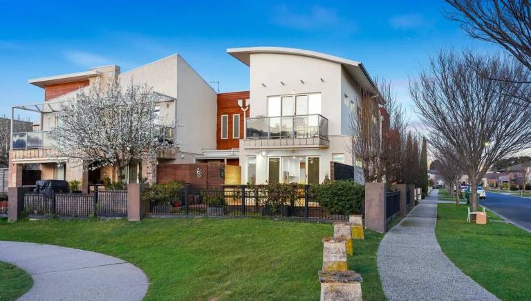 House  Pakenham