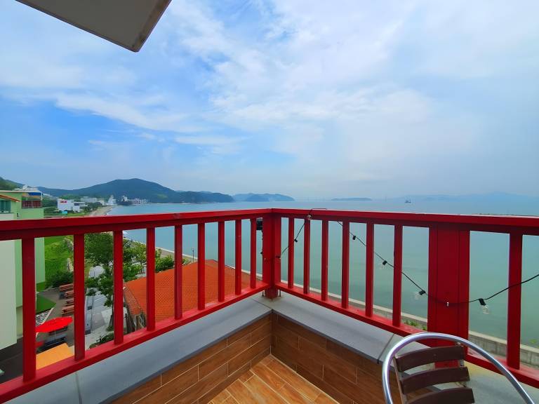Geojae Beach Blue Aegyeon Pension