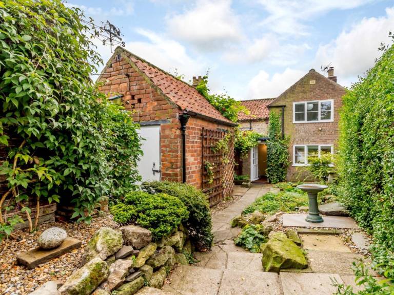 Cottage with garden — photo 3