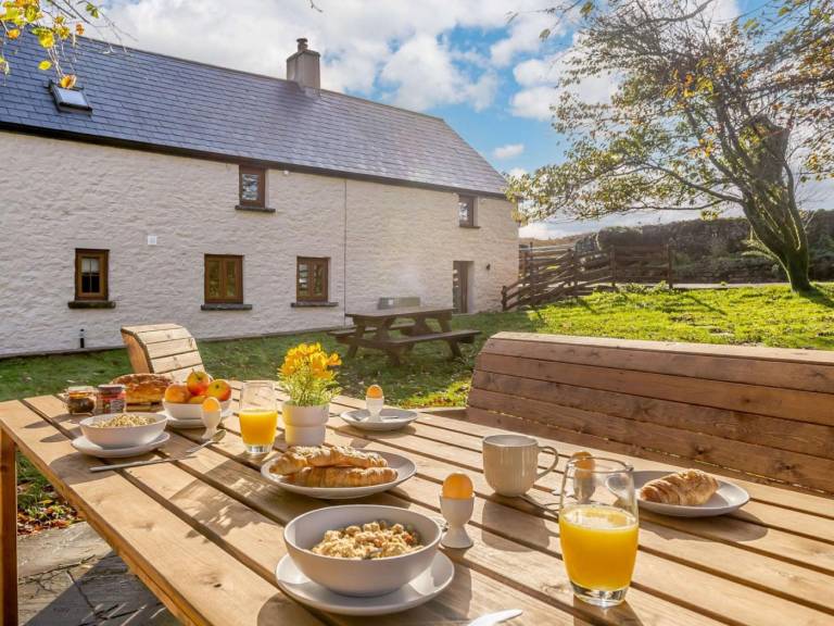 4 Bed in Abergavenny oc 88014