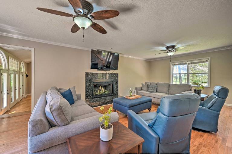 2 Mi to Clemson: Central Villa w/ Deck, Near Lakes — photo 4