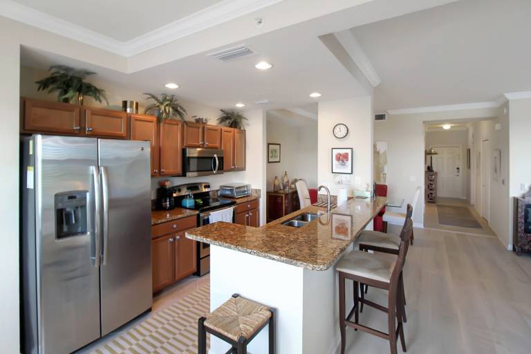 Child-friendly condo with pool & jacuzzi | Lake view | Good for workation | Pets allowed — photo 3