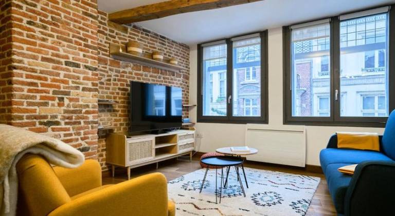 Apartment with hot tub & terrace | Next to Lille Cathedral in Calais