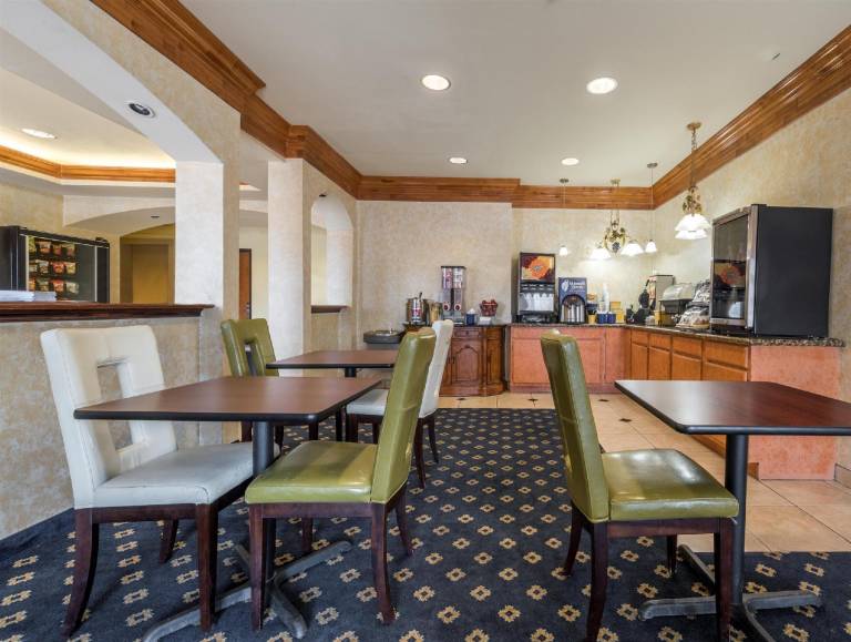Days Inn & Suites by Wyndham Cleburne TX — photo 3
