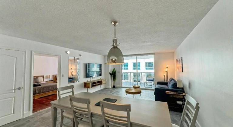 Elegant Centric Vibrant Pool Jacuzzi Free Parking — photo 3
