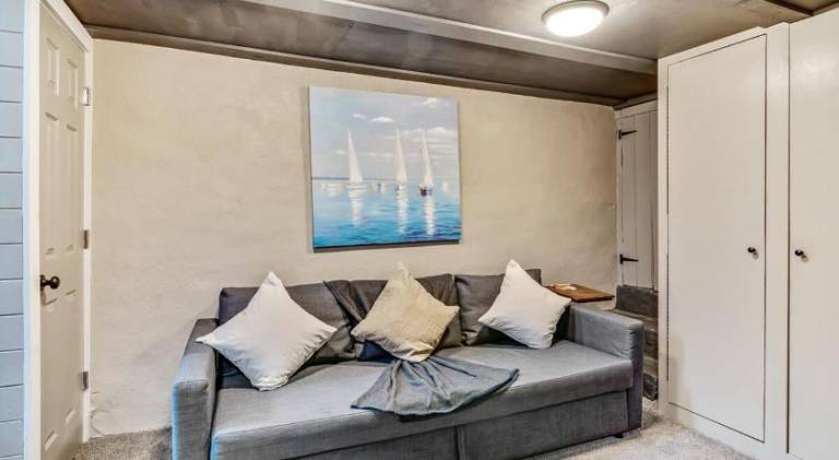 Cozy & Historic Gem - Free Parking Patio -Sleeps 6 — photo 3