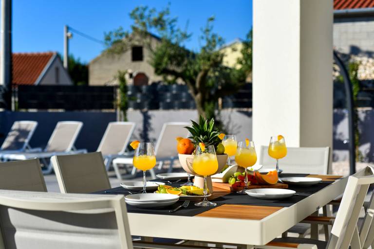 Villa with pool, terrace & yard — photo 5