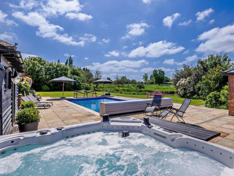 Cottage with hot tub, yard & pool — photo 2