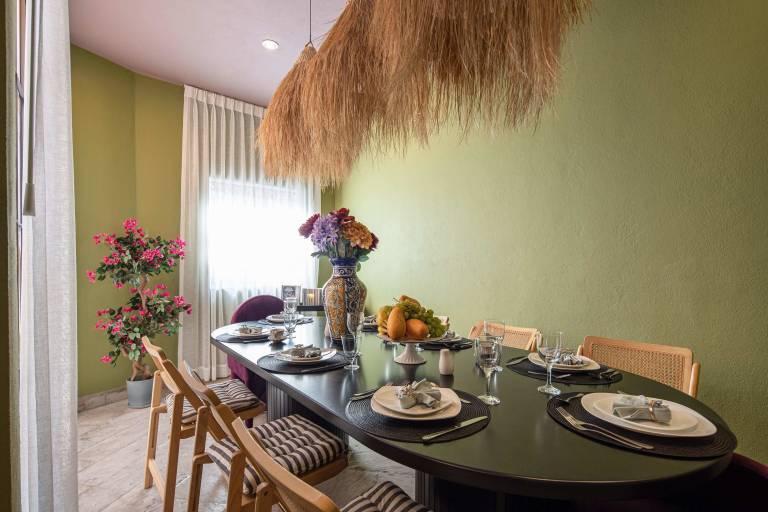 HOLT Art Deco Retreat in Vibrant 3 Bedroom Villa — photo 3