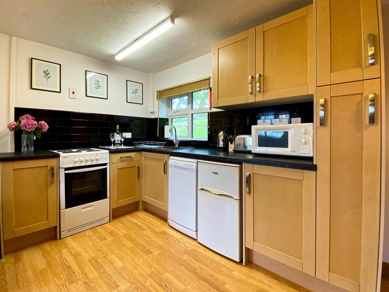 Cottage with yard — photo 4