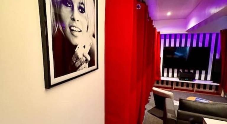 Experience cinema immersif dans appartement pres de Montmartre in Gennevilliers