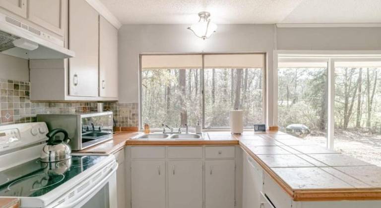 Vacation home with 1 room for 12 persons in Mobile, AL