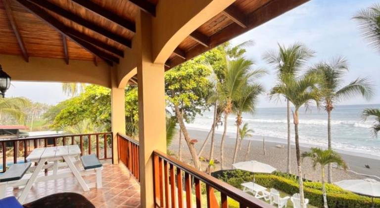 The Backyard Beachfront Hotel — photo 3
