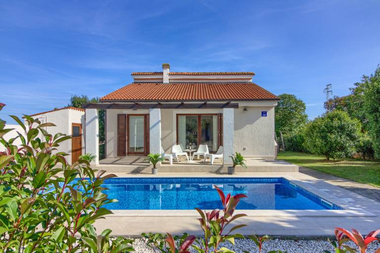 Fully equipped villa with barbeque, pool & patio | Pets allowed in Medulin