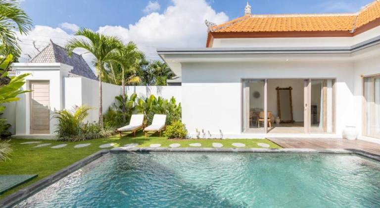 Villa with pool — photo 3