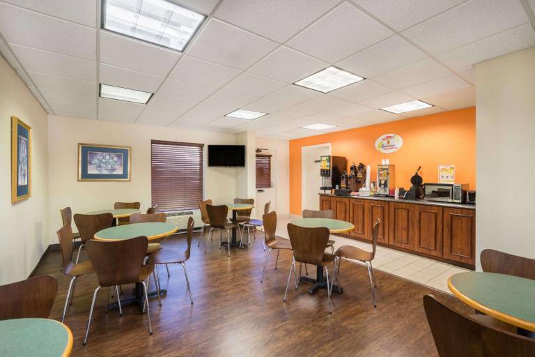 Super 8 By Wyndham Knoxville North/Powell — photo 3