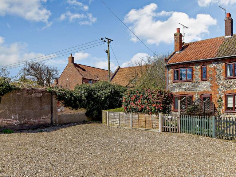 Cottage with yard & patio in Cromer