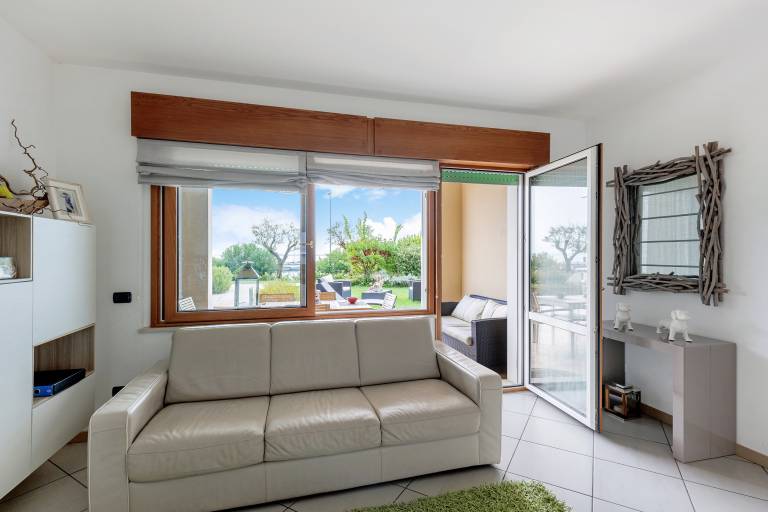 Luxury Apartment with Lake View, Shared Pool & Wi-Fi — photo 5