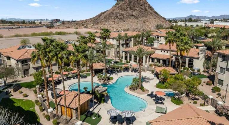 Near Airport-Diablo Stadium-Pool-Spa-Gym-Parking — photo 3