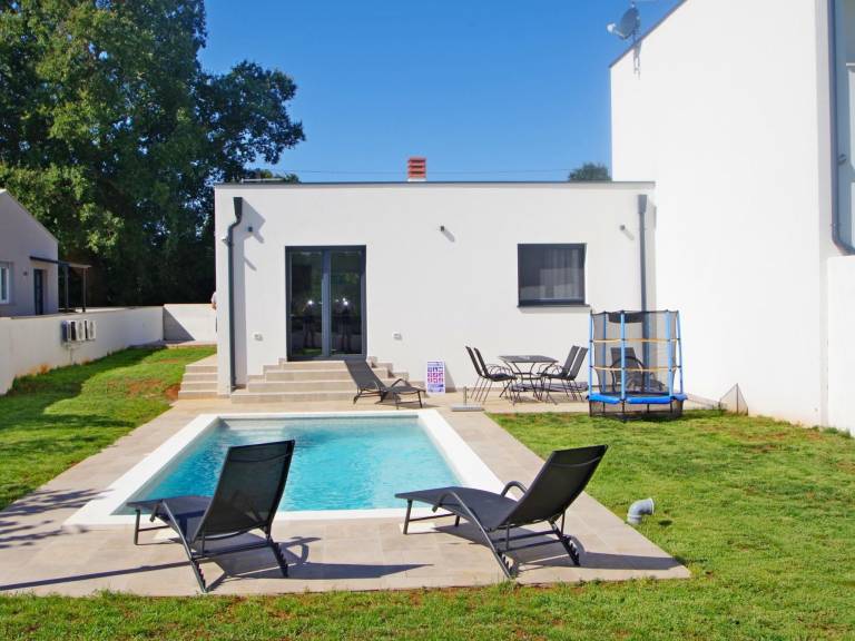 Beautiful house with BBQ, private pool & yard | Dogs allowed — photo 4