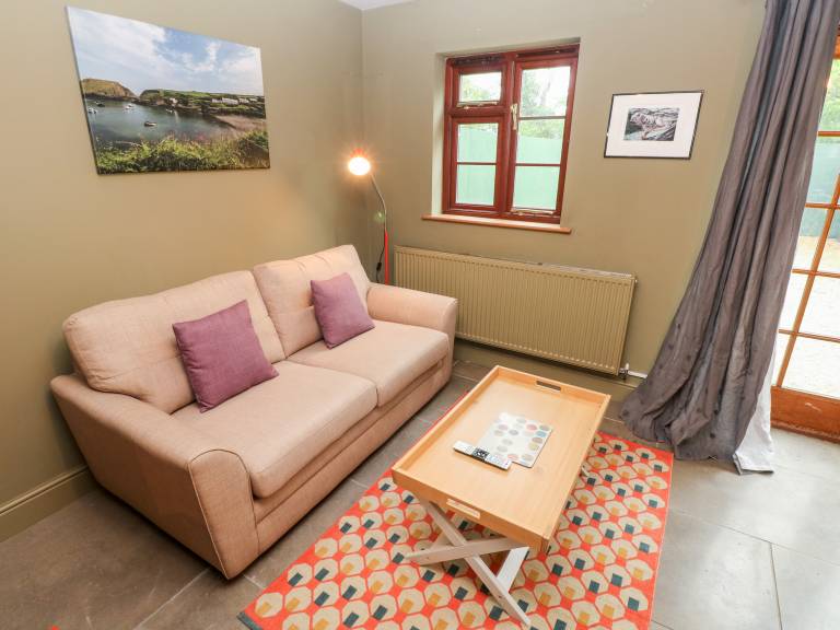 Family-oriented cottage with yard & jacuzzi | Pets are welcome — photo 5