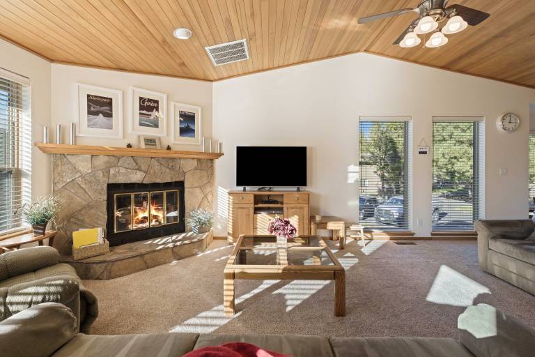 Condo with barbeque, pool & hot tub — photo 2