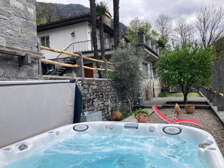 Fully equipped vacation home with BBQ, patio & yard | Lake view | Close to the beach | Pets allowed in Losone