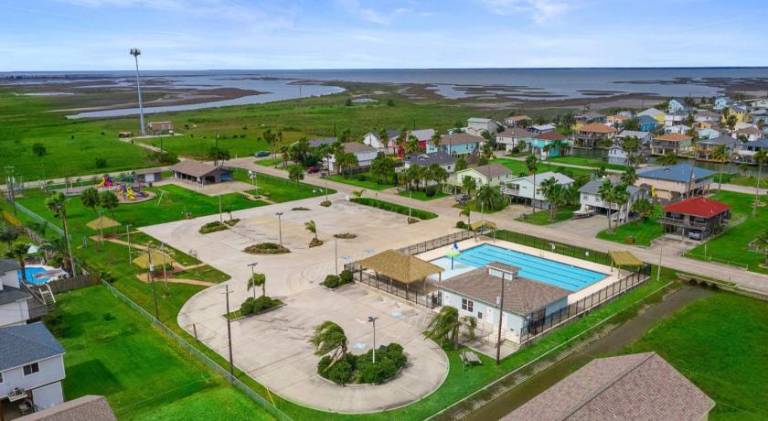 Unique home with massive deck and close to beach — photo 4