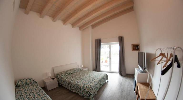 Holiday apartment with garden, patio & hot tub — photo 2