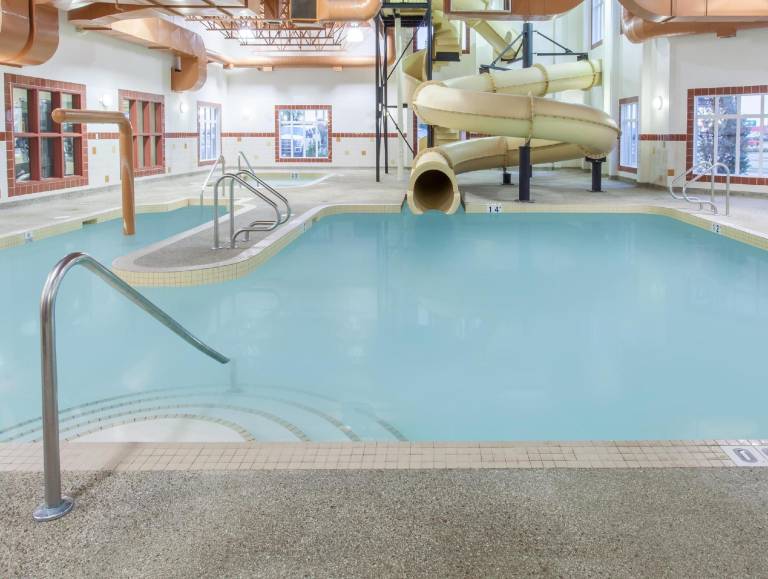 Ramada by Wyndham Camrose — photo 2