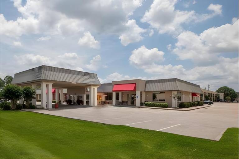 Iberia House & Suites in New Iberia, LA