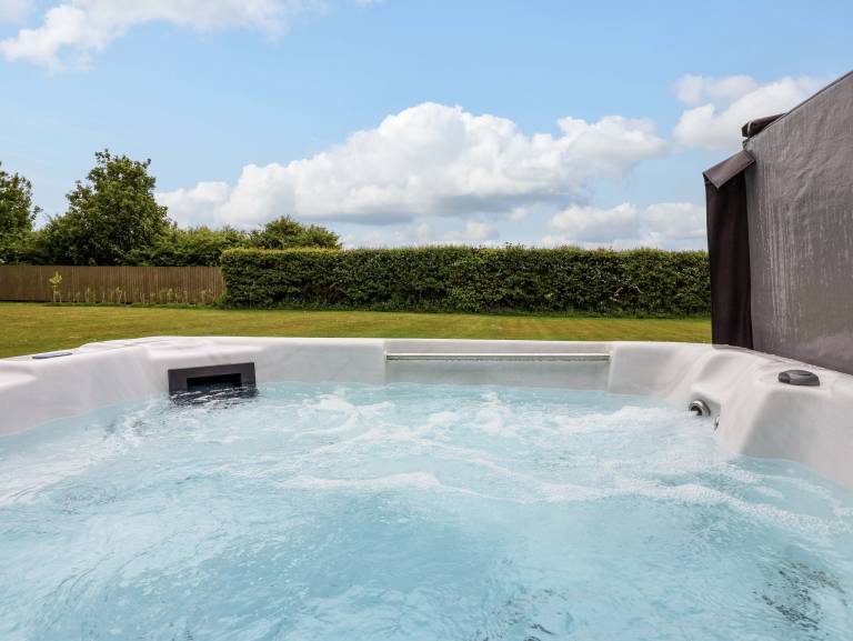 Fully equipped cottage with yard & jacuzzi | Beach view | Pet-friendly — photo 5
