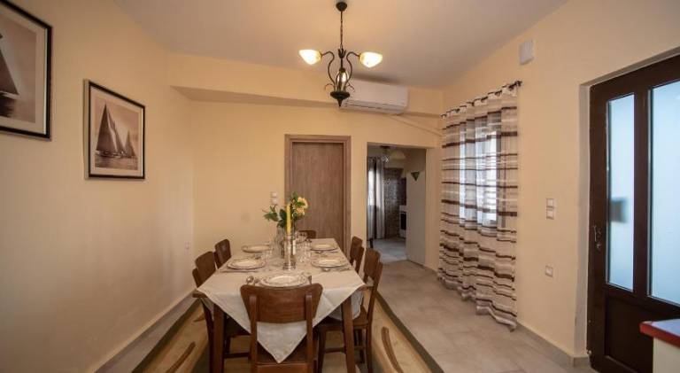 Vacation home with terrace, garden & grill — photo 3