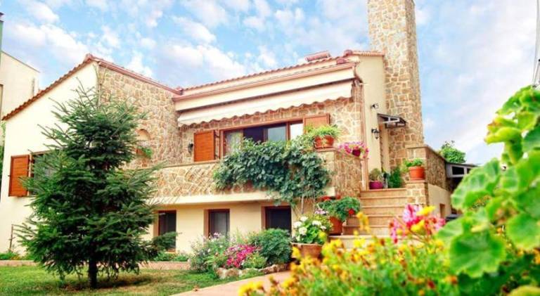 Fully equipped pleasant vacation home with patio, yard & grill | Beach nearby | Pets are welcome in Aristotelis