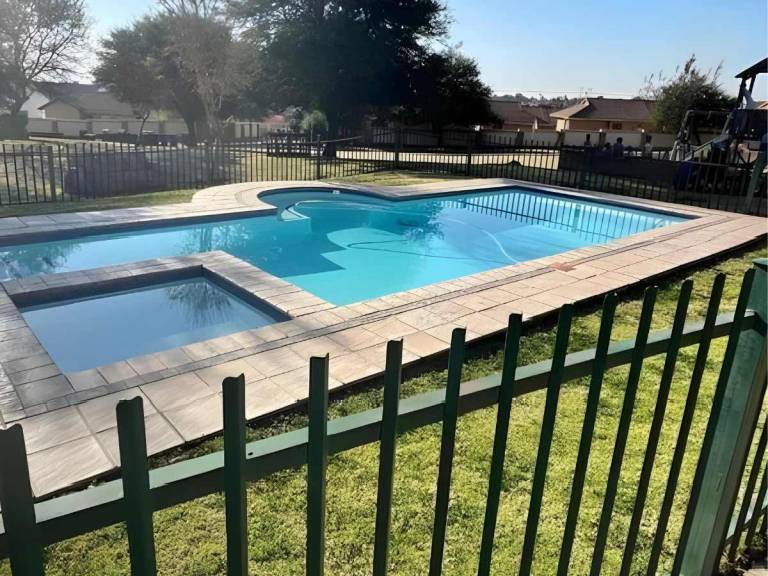 Nice vacation home with pool | Perfect for remote work | Pet-friendly in Pretoria