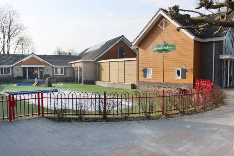 Vacation home with yard, pool & terrace in Garderen