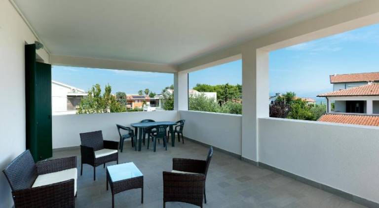Rental apartment with yard, pool & terrace — photo 5