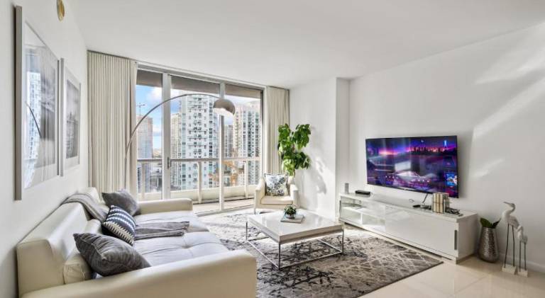 Holiday apartment with pool & hot tub | Near Bayfront Park | Suitable for remote work in Miami, FL