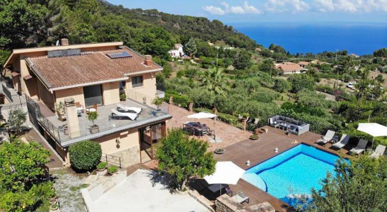 Lodge with terrace, private pool & barbeque — photo 5