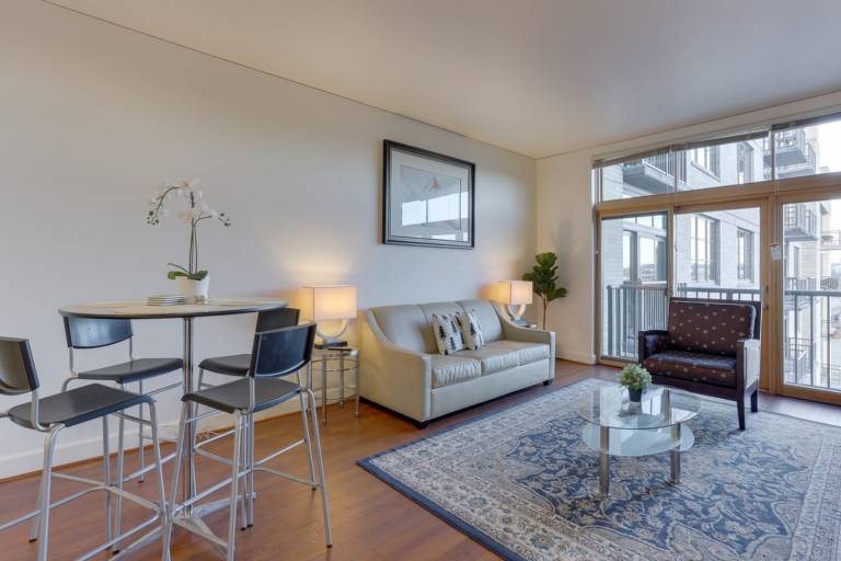Bright Recently Upgraded Apt – Downtown Location — photo 2