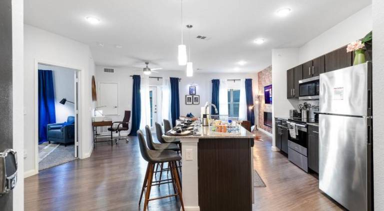 Upscale 1br Pool&gym Utsa Centrally Located! — photo 2