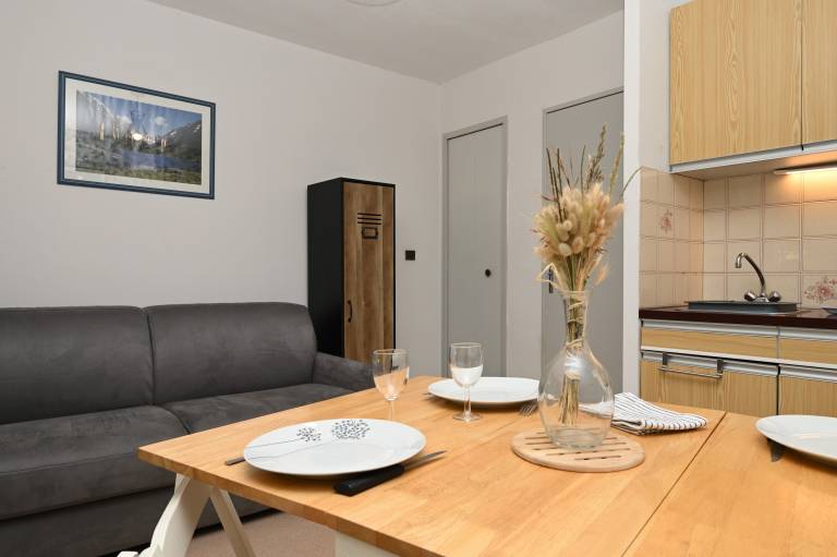 “At the Heart of the Valley” Apartment with Mountain View and Balcony — photo 4