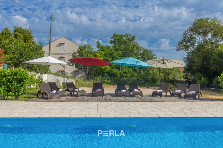 Fully equipped holiday apartment with grill, yard & private pool | Pet-friendly — photo 5