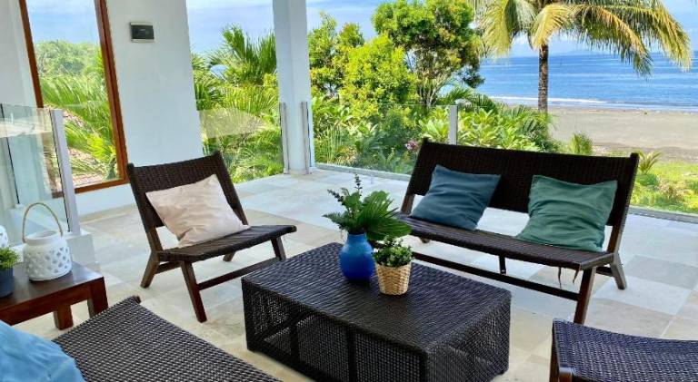 Villa with terrace, yard & hot tub — photo 4