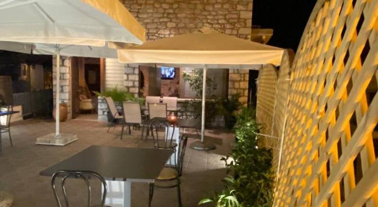 Serviced apartment with patio in East Mani