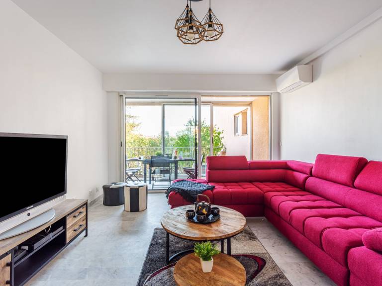 Holiday apartment with terrace, yard & pool — photo 2