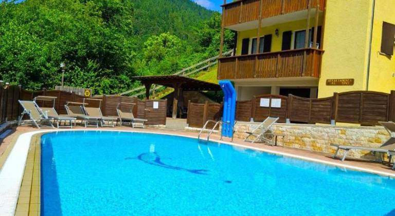 Rental apartment with patio, barbecue & pool in Ledro